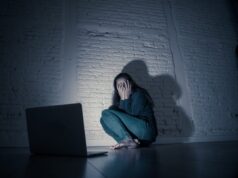 Jovem universitária feminista tenta suicídio após bullying implacável de transativistas Uma estudante da Universidade de São Paulo está internada após uma tentativa de suicídio. Na UniRio, uma feminista radical de 22 anos cometeu suicídio após vários meses de abuso.