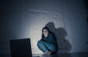 Jovem universitária feminista tenta suicídio após bullying implacável de transativistas Uma estudante da Universidade de São Paulo está internada após uma tentativa de suicídio. Na UniRio, uma feminista radical de 22 anos cometeu suicídio após vários meses de abuso.